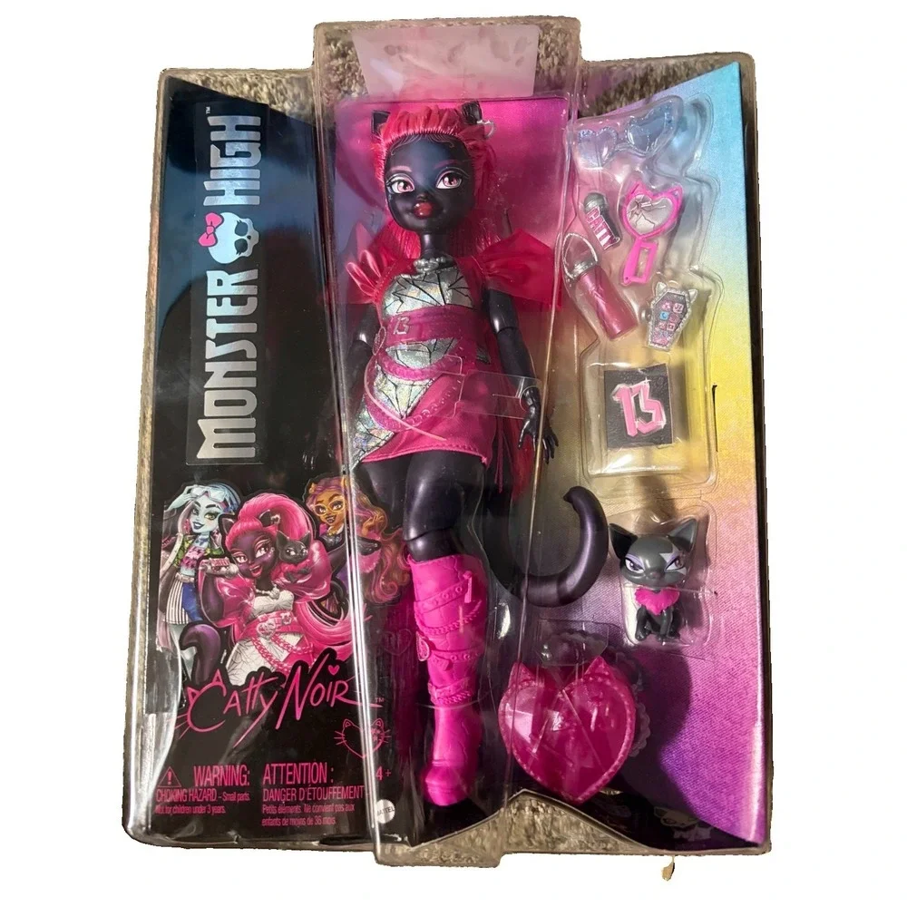 NIB Monster High Catty Noir Fashion Doll with Pet Cat Amulette and Accessories
